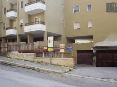 L'ultima tappa del nostro viaggio � l'ipogeo Schocchera B, in via Matarrese 47, risalente al III secolo a.C. Il consueto cartello illustrativo "smaschera" la sua presenza al di sotto di un cupo edificio del 1979...